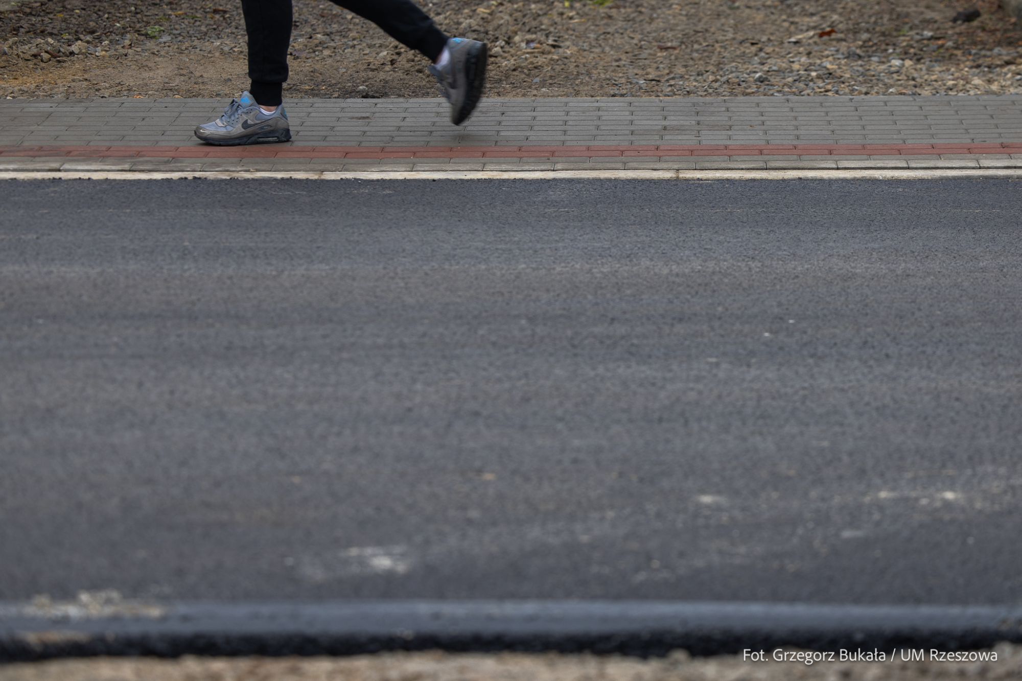 zdjęcie chodnika przy ul. Powstańc&oacute;w Śląskich, fot. Grzegorz Bukała, Urząd Miasta Rzeszowa